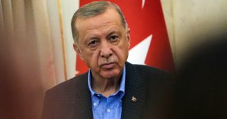 Copertina di Erdoğan attacca Usa e coalizione occidentale sulla Siria: “Sono loro ad aver alimentato il terrorismo”. E si avvicina ancora di più a Putin