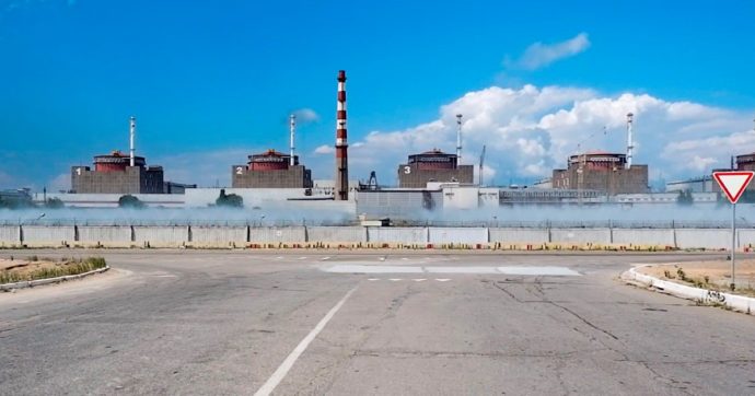 Zaporizhzhia, centrale nucleare staccata temporaneamente dalla rete elettrica ucraina. Filorussi: “Blocco causato dai raid di Kiev”