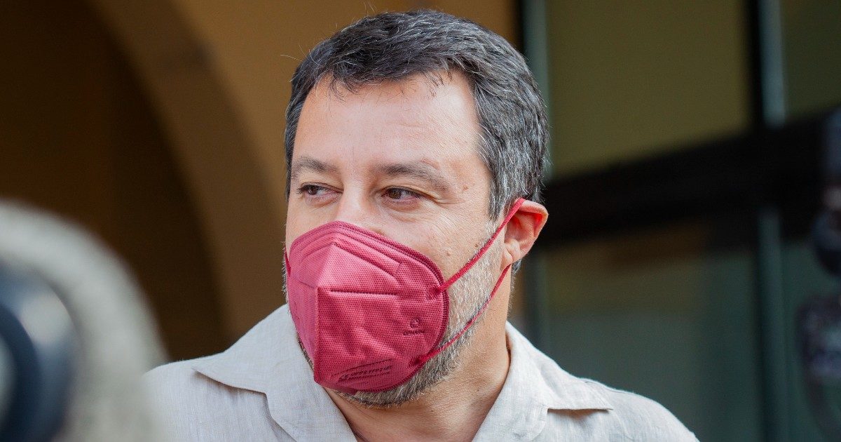 Flat tax, per Salvini costa “come il reddito di cittadinanza”. Il ddl di Siri (firmato anche da lui) lo smentisce: a regime servono 38 miliardi. Cinque volte tanto