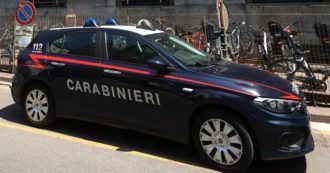 Copertina di Cremona, Suv parcheggiato senza freno a mano: coppia investita. Morta la moglie