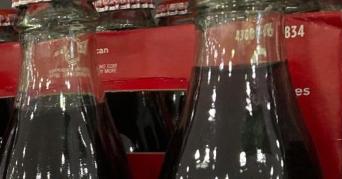“Rischio chimico”: ritirate bottiglie di Coca Cola per errata etichettatura. Ecco i lotti da evitare