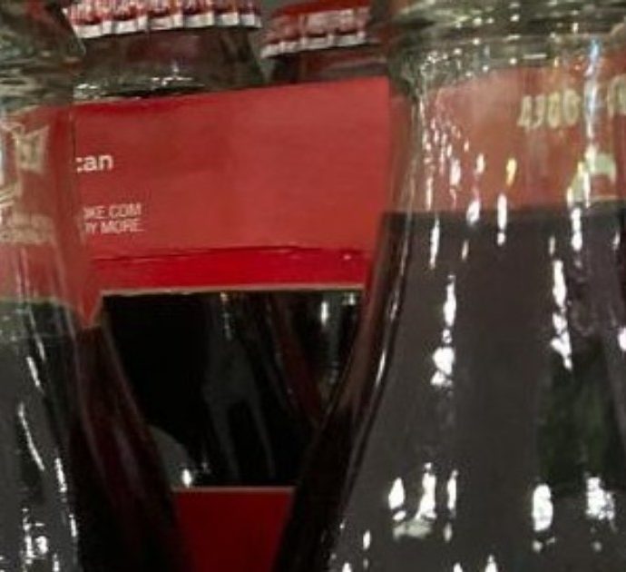 “Rischio chimico”: ritirate bottiglie di Coca Cola per errata etichettatura. Ecco i lotti da evitare