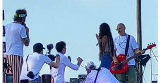 Copertina di Jova Beach Party, Giulio Ciccone fa la proposta di matrimonio ad Annabruna Di Iorio sul palco: VIDEO