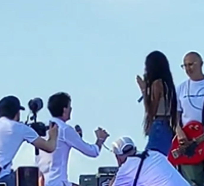 Jova Beach Party, Giulio Ciccone fa la proposta di matrimonio ad Annabruna Di Iorio sul palco: VIDEO