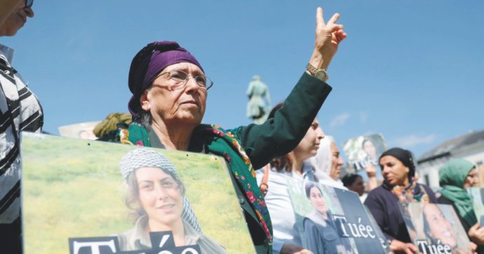 Svezia, inchino alla Nato: consegna alla Turchia il primo attivista curdo