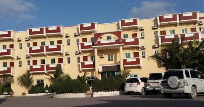 Somalia, attacco di Al-Shabaab in un hotel a Mogadiscio: almeno otto civili uccisi