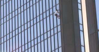 Copertina di Parigi, lo scalatore urbano Alexis Landot si arrampica su una torre di 122 metri: l’impresa senza protezioni (video)