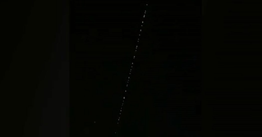 Luci nel cielo del Nord Italia: non sono ufo, ma i satelliti Starlink di Elon Musk