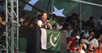 Copertina di Pakistan, l’ex premier Imran Khan indagato per terrorismo: “Discorsi intimidatori nei confronti di magistratura e polizia”