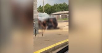 Copertina di Stati Uniti, tre poliziotti picchiano con calci e pugni un uomo a terra: sospesi dopo la diffusione del video