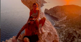 Copertina di Chiara Ferragni e Fedez in cima ad un dirupo di Ibiza, è polemica: “Un ragazzo è morto per una foto ad effetto”