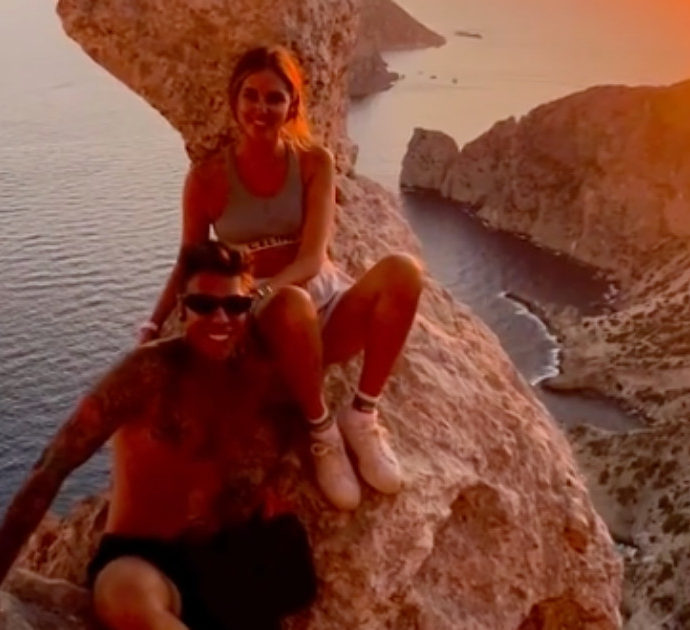 Chiara Ferragni e Fedez in cima ad un dirupo di Ibiza, è polemica: “Un ragazzo è morto per una foto ad effetto”