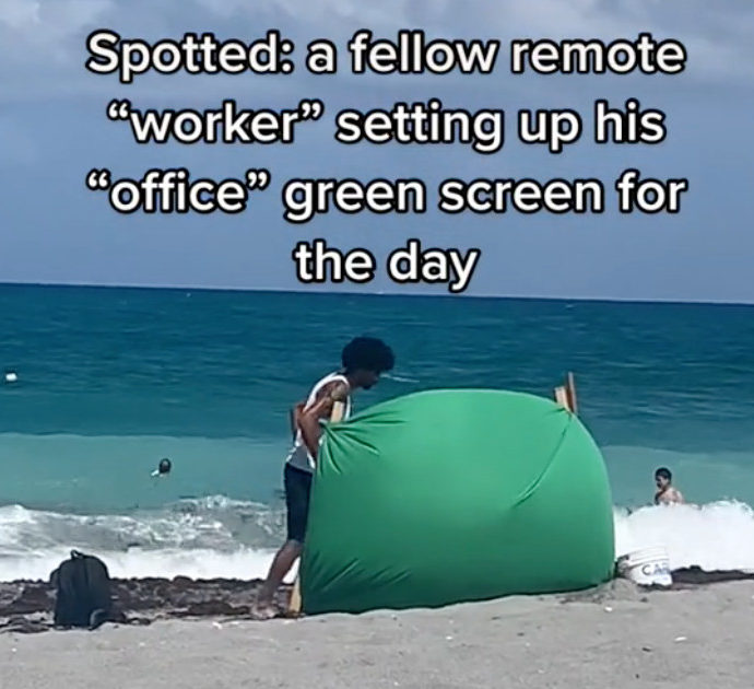 Smart working in spiaggia? Il trucco del green screen spopola su Tik Tok