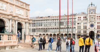Copertina di Venezia, il ticket d’ingresso slitta di 6 mesi e il centrodestra litiga sull’esenzione dei veneti. Così cresce l’opposizione all’idea di Brugnaro