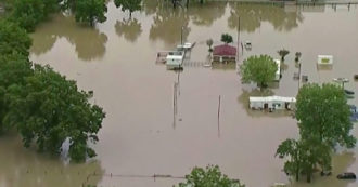 Copertina di Crisi climatica, Dallas è sommersa dall’acqua: il video delle evacuazioni e dei soccorsi