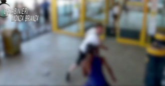 Copertina di Milano, rissa fuori dal centro commerciale: 27enne accoltella 15enne. Arrestato – Video