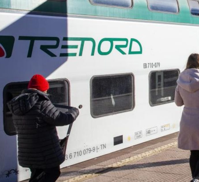 “Lasciata in lacrime da sola in stazione di sera”: il bus sostitutivo non la fa salire perché ha un barboncino in braccio