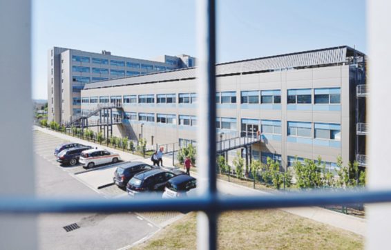 Donna colpita da una piastra metallica caduta dal secondo piano di un palazzo a Napoli