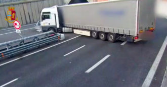 Copertina di Follia in autostrada, tir e auto fanno inversione a U prima di una galleria a Genova: il video della manovra spericolata