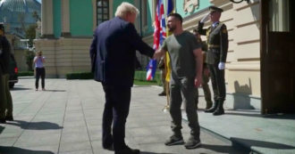 Copertina di Boris Johnson a sorpresa a Kiev per incontrare Zelensky: il colloquio nella Giornata dell’indipendenza dell’Ucraina – Video