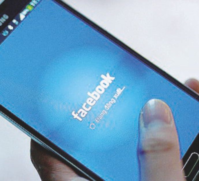 Facebook down, problemi con il social: “L’app continua ad interrompersi con richiesta login”. Il problema potrebbe essere legato al nuovo iOS16