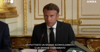 Copertina di Francia, Macron fa appello all’unità: “Stiamo vivendo un gran sconvolgimento, la fine dell’abbondanza”