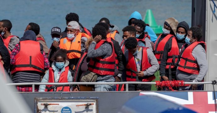 Copertina di Migranti, 1.200 arrivi in 24 ore tra Sicilia, Calabria e Puglia