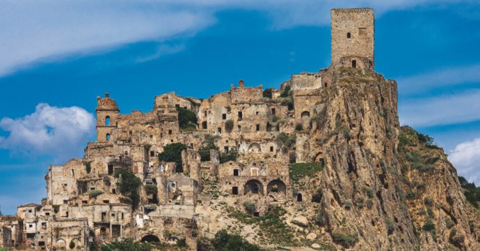 Copertina di Craco, il paese rinato. Grazie a capre e ulivi ha sedotto Mel Gibson