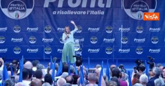 Copertina di Meloni si ferma mentre gesticola sul palco e scherza: “Famme sta attenta, che ansia, bisogna fare il saluto giapponese”