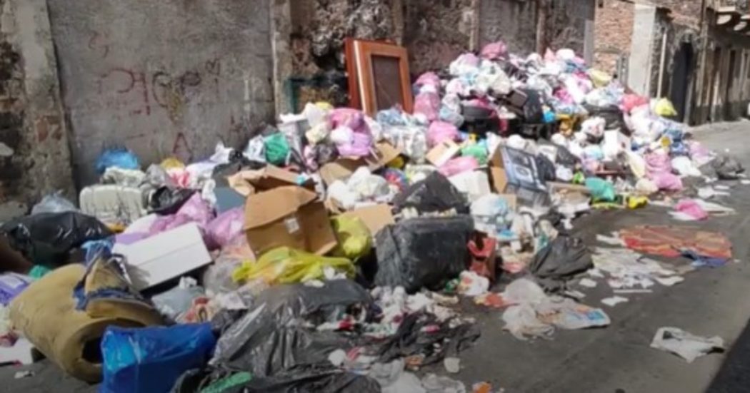 Sicilia, il pasticcio delle discarica di Lentini: cancelli riaperti dopo quattro giorni di emergenza rifiuti in 200 comuni