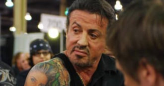 Copertina di Sylvester Stallone sostituisce il tatuaggio del volto della moglie con quello del suo cane. È rottura?