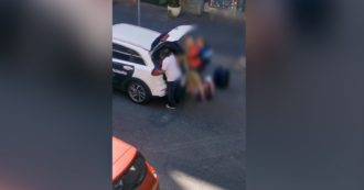 Milano, turisti chiedono di usare il pos: il tassista urla, li insulta e butta a terra le borse distruggendo i souvenir – il video