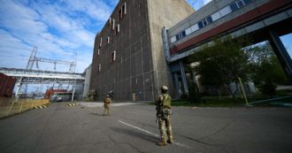 Ucraina, raid e scambi d’accuse sulla centrale di Zaporizhzhia: cosa si sa sul “rischio nucleare” al di là della propaganda