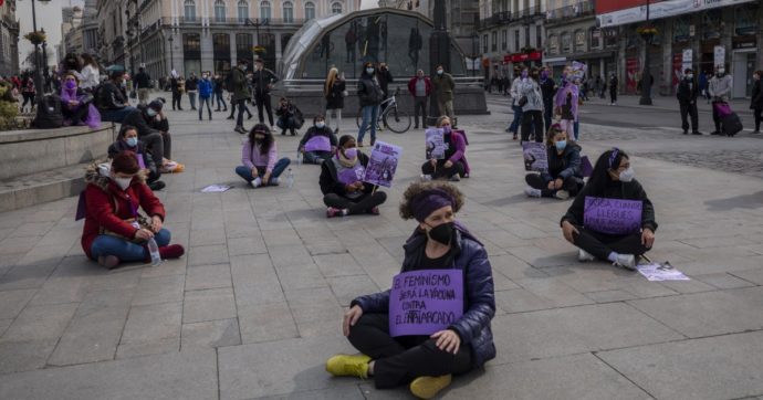 Spagna, dai “centri di crisi” per le donne alla rieducazione dell’aggressore. Cosa prevede la legge di Pedro Sanchez sulla libertà sessuale