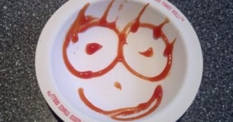 Copertina di Coppia di amanti paga tre killer per uccidere il marito di lei ma la storia non va come volevano: l’incredibile finale col ketchup