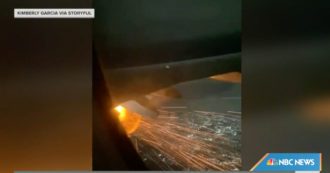 Copertina di Motore dell’aereo prende fuoco dopo il decollo: passeggeri piangono e pregano, alcuni filmano la scena