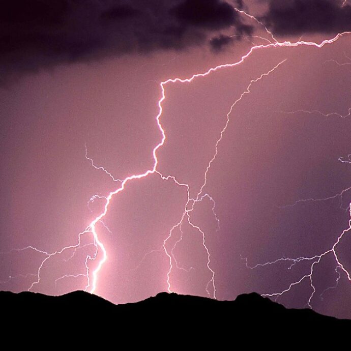 “Uomo colpito da un fulmine in spiaggia, il cuore riparte dopo trenta minuti”: ricoverato in ospedale