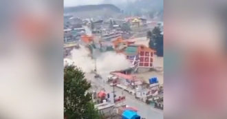 Copertina di Alluvioni in Pakistan, l’hotel viene travolto dall’acqua e si sbriciola in pochi secondi – Video