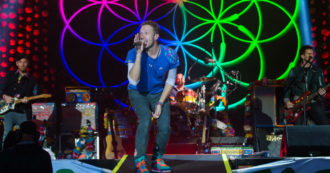 Copertina di Coldplay, sei concerti in Italia tra Napoli e Milano ma i fan di Roma sono delusi. E scoppia la polemica sui bagarini: prezzi fino a 340 euro