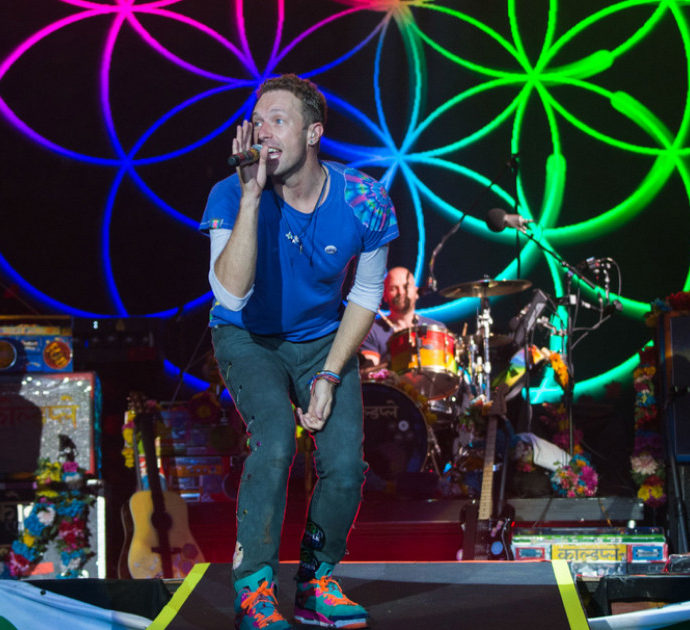 Coldplay, Chris Martin è malato: “Ha una grave infezione ai polmoni”. L’annuncio della band: “Cancellati i concerti”