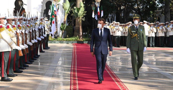 Copertina di Macron torna dalle vacanze e annuncia “la fine dell’abbondanza”