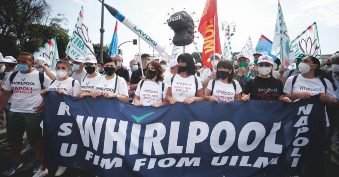 Whirlpool, “maxi-bonus a manager se riesce a chiudere le fabbriche Ue”. Allarme in Italia