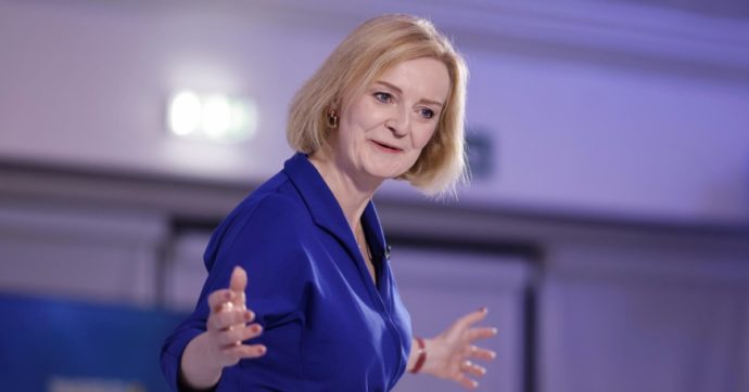 Liz Truss, la trasformista aspirante premier: sfida Putin e minaccia la Ue