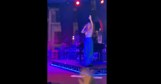 Copertina di Noemi in concerto ‘rimprovera’ il piccolo fan: “Guarda che scendo”