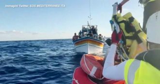 Copertina di Migranti, la Ocean Viking soccorre 159 persone tra Libia e Malta: a bordo ora sono in 212. Le immagini delle operazioni di salvataggio