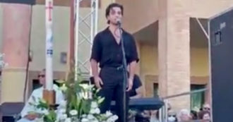 Copertina di Il Volo, Gianluca Ginoble si commuove (e commuove) mentre canta al funerale dell’amica 22enne uccisa da un automobilista – Video