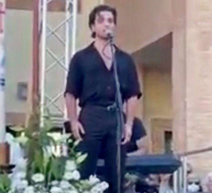 Il Volo, Gianluca Ginoble si commuove (e commuove) mentre canta al funerale dell’amica 22enne uccisa da un automobilista – Video