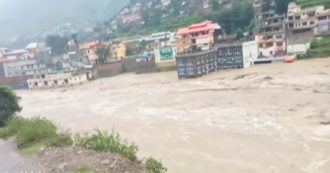 Copertina di Alluvioni in Pakistan, quasi mille morti a causa delle inondazioni: l’acqua invade città e paesi – Video