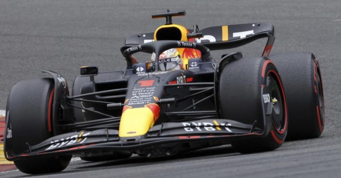 F1, Gp Belgio: Verstappen domina le qualifiche, ma partirà 14esimo. Sainz scatterà dalla pole position