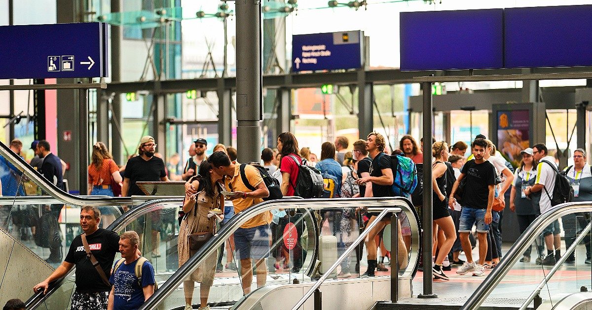 Caro energia, come è andato il biglietto da 9 euro in Germania: un tedesco su 5 ha sostituito l’auto col treno – Pregi e difetti della misura